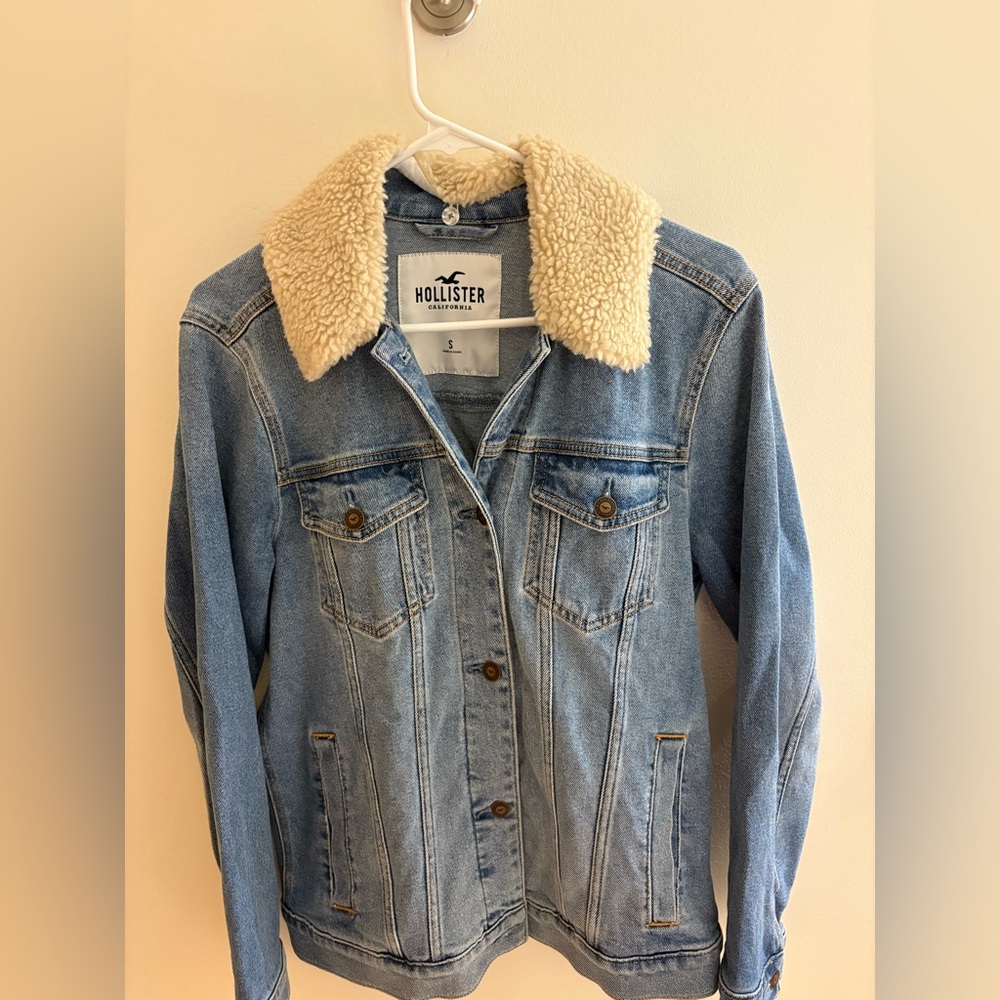 Oversized Jean jacket with detachable fuzzy collar